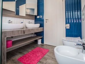 Bathtub, towels