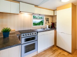 Fridge, oven, stovetop, coffee/tea maker