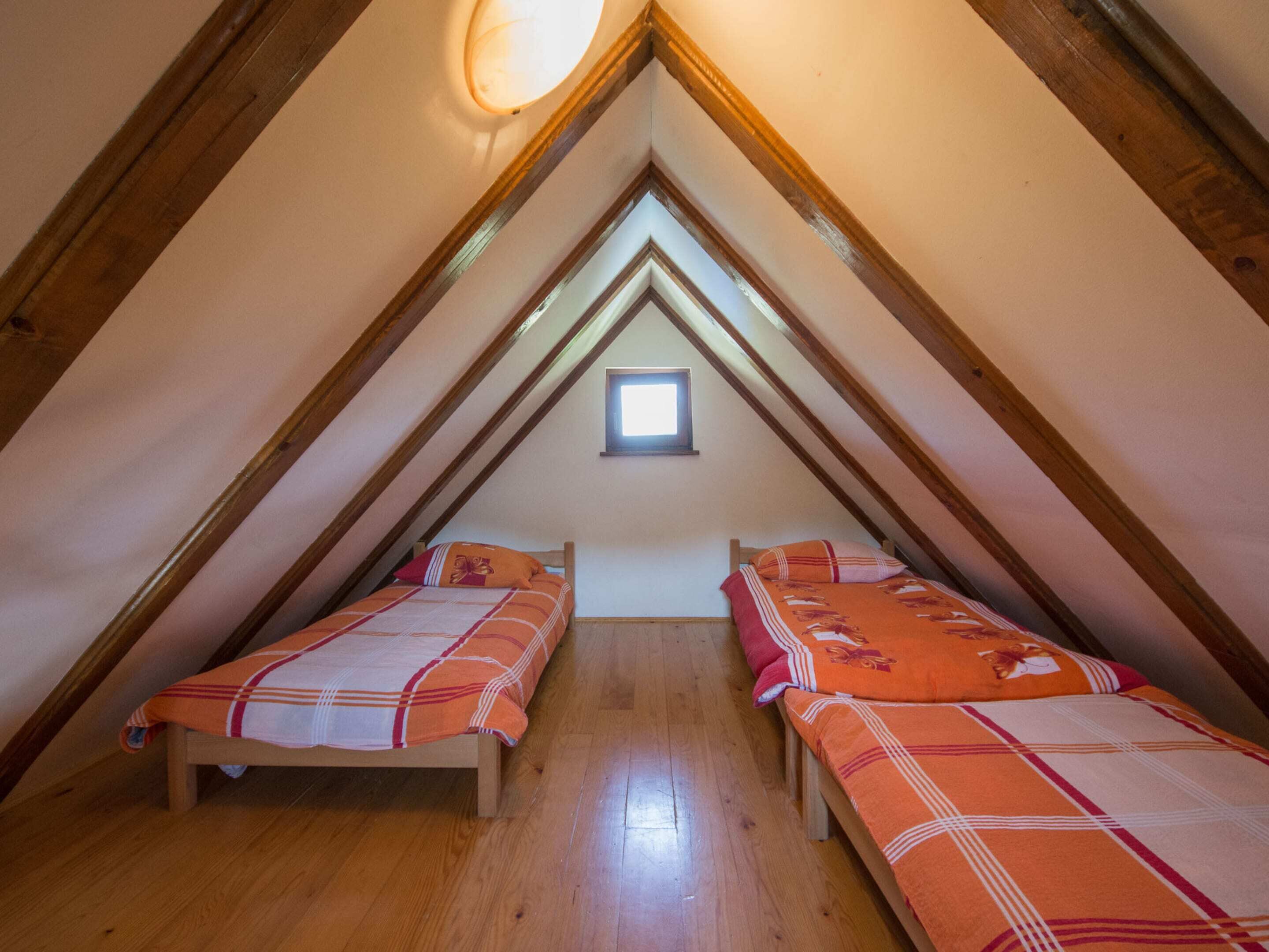 4 عدّة غرف نوم وطراز فريد لكل وحدة ومكواة/لوح كي وملاءات أسرّة