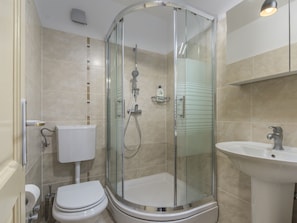 Combined shower/tub, towels
