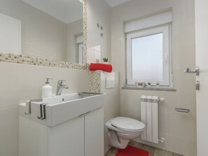 Shower, towels - Modern Villa With Fenced Garden, Private Pool and Summer Kitchen, Beach Nearby (Brtonigla)