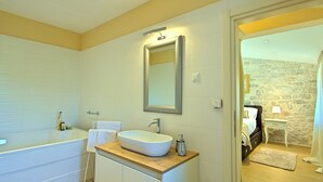 Combined shower/tub, towels - Beautiful Stone Villa With Swimming Pool Near Sea in Porec (Tar-Vabriga)