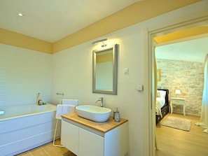 Combined shower/tub, towels