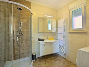 Shower, hair dryer, towels