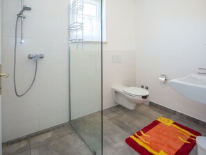 Shower, towels - Comfortable Villa With Private Pool and Fenced Garden, Near Porec and Beach (Sveti Lovrec)