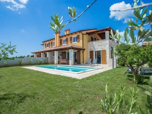 Exterior - Comfortable Villa With Private Pool and Fenced Garden, Near Porec and Beach (Sveti Lovrec)