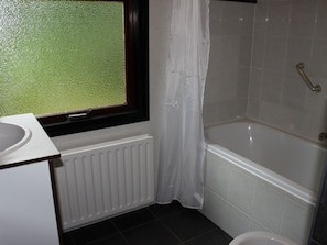 House | Bathroom - Nice Bungalow with Dishwasher near Forest (Herpen)