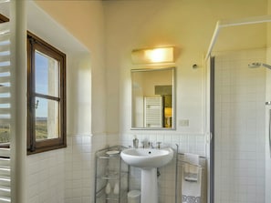 Bathtub, towels - Dreamy Apartment in Montefiridolfi Tuscany With Private Pool (San Casciano in Val di Pesa)