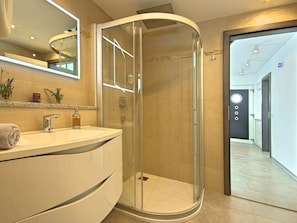 Shower, towels - Beautiful Detached Villa With Garden and Private Pool Near Umag (Umag)