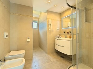 Shower, towels - Beautiful Detached Villa With Garden and Private Pool Near Umag (Umag)