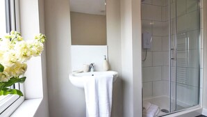 Een douche, handdoeken