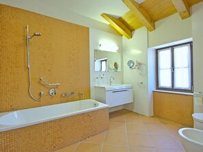 Combined shower/tub, towels