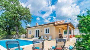 Exterior - Beautiful Detached Villa With Private Pool, Terrace and Spacious Garden (Tinjan)