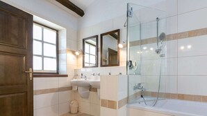 Combined shower/bathtub, hair dryer, towels - Rustic Holiday Home in Baldaši With Private Pool (Vizinada)