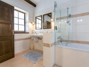 Combined shower/tub, hair dryer, towels
