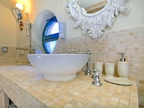 Bathtub, hair dryer, towels - Classic Villa in Mušalež With Private Pool (Porec)