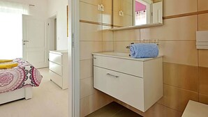 Bathtub, towels