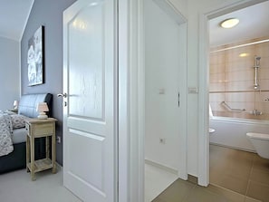 Bathtub, towels