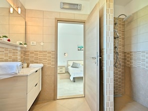 Combined shower/tub, towels