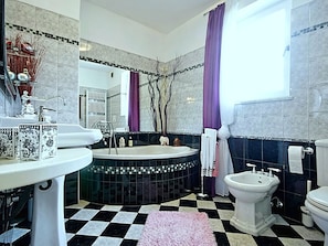 Combined shower/tub, towels