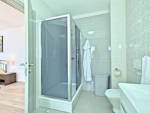 Combined shower/tub, towels