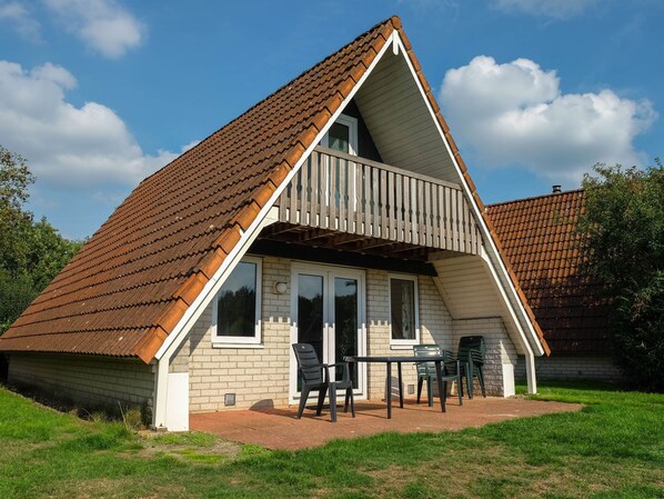 Exterior - Lovely Holiday Home With Open Fireplace, set by a Pond (Gramsbergen)