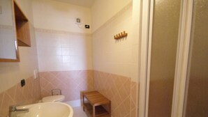 Shower, towels - Lovely Apartment With Seaview and Directly on the Beach (Piombino)