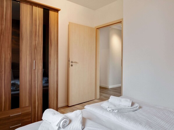 3 habitaciones, muebles diferentes y ropa de cama 