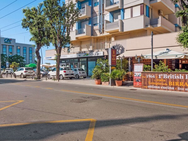 Vista de la calle con un edificio que muestra un letrero para un restaurante llamado 'Tempio della Birra'.