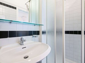 Apartment | Bathroom