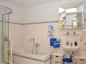 Combined shower/tub, towels - Blissful Apartment in Langula With Garden and Barbeque (Vogtei)