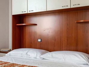 Cribs/infant beds, bed sheets