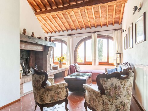 Scenic Farmhouse in Peccioli with Swimming Pool near Lakes
