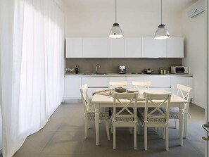 Maison | Cuisine privée | Cafetière-théière, chaise haute