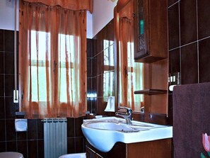 Shower, towels - Belvilla by OYO Casalaserra (Sant'Agata Feltria)