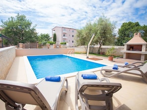 Outdoor pool - Swanky Villa With Swimming Pool and Covered Patio Just off the Coast (Tar-Vabriga)