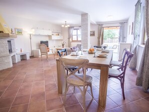 Living room - Swanky Villa With Swimming Pool and Covered Patio Just off the Coast (Tar-Vabriga)
