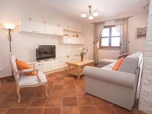 Fireplace - Swanky Villa With Swimming Pool and Covered Patio Just off the Coast (Tar-Vabriga)