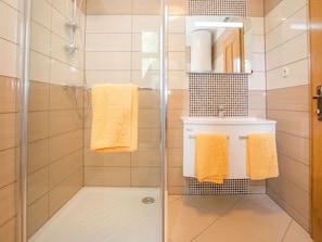 Combined shower/tub, towels - Swanky Villa With Swimming Pool and Covered Patio Just off the Coast (Tar-Vabriga)