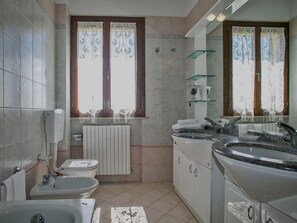 Combined shower/tub, hair dryer, towels