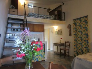 Living room - Cozy Studio With Nice Terrace or Balcony Near Riomaggiore (Riomaggiore)