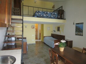 Living room - Cozy Studio With Nice Terrace or Balcony Near Riomaggiore (Riomaggiore)