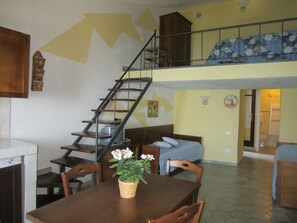 Living room - Cozy Studio With Nice Terrace or Balcony Near Riomaggiore (Riomaggiore)