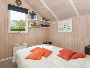 3 bedrooms, cribs/infant beds