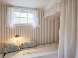 House | 2 bedrooms, free cribs/infant beds
