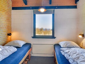 3 bedrooms, cribs/infant beds