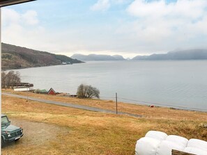 House | Lake view - 10 Person Holiday Home in Brekke (Gulen)