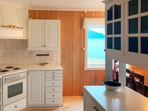 House | Private kitchen - 10 Person Holiday Home in Brekke (Gulen)