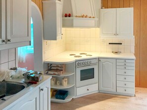 House | Private kitchen - 10 Person Holiday Home in Brekke (Gulen)