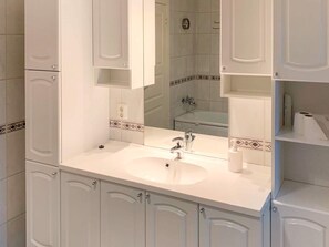 House | Bathroom - 10 Person Holiday Home in Brekke (Gulen)